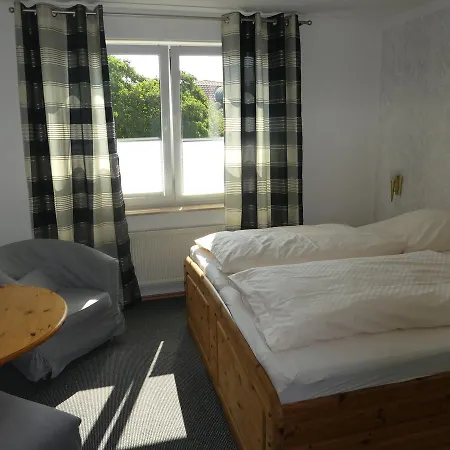 Zur Querenburg 3*