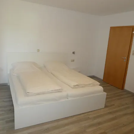 Zur Querenburg 3*