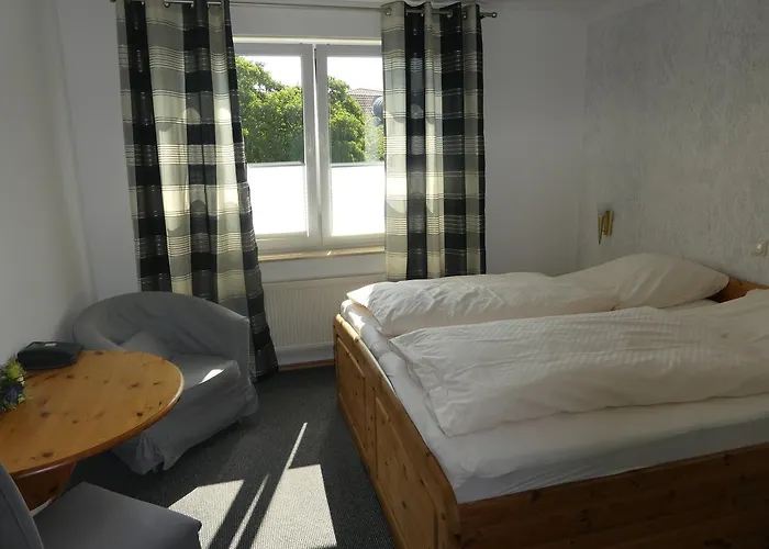 Zur Querenburg 3*