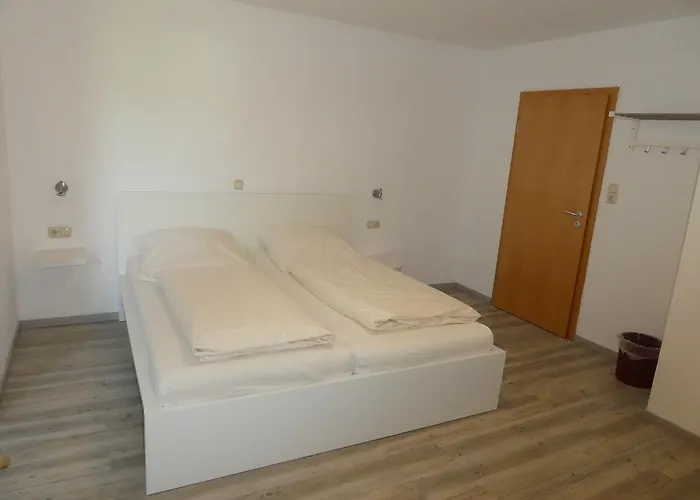 Zur Querenburg 3*